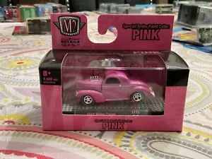 MÁQUINAS M2 1941 WILLYS COUPÉ ROSA 22-45 ESCALA 1:64 - Imagen 1 de 5