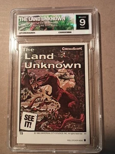 THE LAND UNKNOWN 1980 TOPPS CUENTAN CON PEGATINAS MONSTRUO #20 PXG 9 ETIQUETA PERSONALIZADA - Imagen 1 de 7