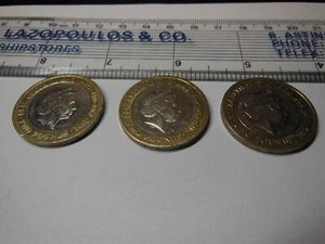 3 CHARLES DICKENS £2 MÜNZEN (EINE GEFRÄSTE RAND KOPFÜBER) - ZIRKULIERTER ZUSTAND - Bild 1 von 11