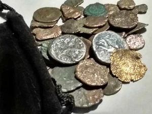 ROMAN COINS AT LEAST 1500 YEARS OLD...FIVE DIFFERENT COINS PLUS VELVET BAG - Picture 1 of 3