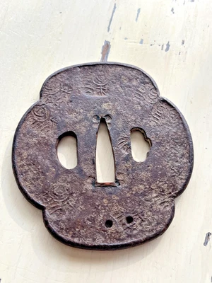 Antigua espada japonesa de hierro tsuba con diseño de personajes impresos Foto 1 de 4