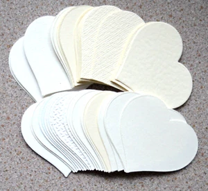 50 Asst Blanco y Crema Texturizado Tarjeta en Forma de Corazón Recortes - Salidas 70 mm x 62 mm NUEVO - Imagen 1 de 1
