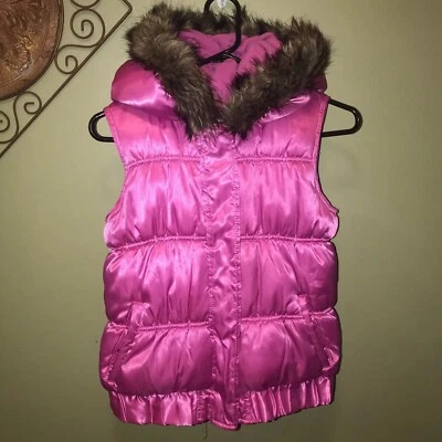 Colete inchado rosa quente Old Navy com capuz peludo tamanho XL - Imagem 1 de 4