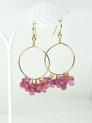 Pendientes colgantes con racimo de aro de cuarzo cereza y topacio rosa relleno de oro amarillo de 14k Foto 1 de 4
