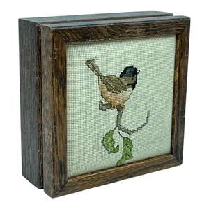 "Pájaro/rama chicadee punto de cruz acabado vintage montado en caja de madera de 7"" x 7""" - Imagen 1 de 10