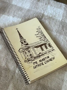 VTG 1987 Oconomowoc WI Recipe Dr Martin Luther Church Cookbook Cooking Retro - Foto 1 di 13