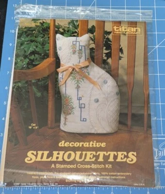 Kit de punto de cruz estampado silueta de gato vintage Titan Needlecraft 16X9 floral Foto 1 de 2