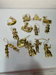 Messing Weihnachtsschmuck 12er Set Folk-inspirierte Designs mit Goldschnur Aufhänger - Bild 1 von 6
