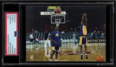 NOVATO * 1996-97 Kobe Bryant PSA/DNA Tipo I Foto Original Novato * NOVATO Foto 1 de 2