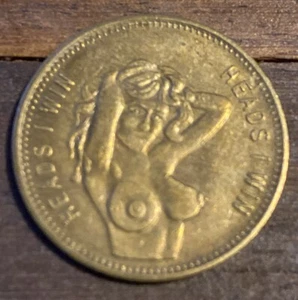 1950’S RISQUE PIN UP HEADS I WIN TAILS YOU LOSE BRONZE COLLECTIBLE NUDIE COIN - Picture 1 of 3