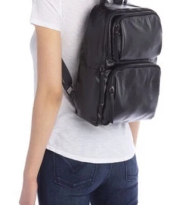 Mochila deportiva pequeña Urban Expressions High Shine negra para mujer Foto 1 de 4