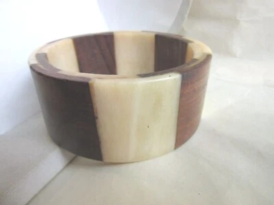 Pulsera brazalete ancho madera y hueso con incrustaciones Foto 1 de 4