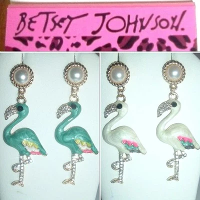Betsey Johnson FLAMINGO Verde/Blanco Nuevo con Etiquetas Perla Estrás Poste Tachuela Colgante Pájaro Foto 1 de 3