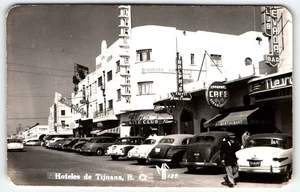 Postal RPPC Tijuana Street View Hoteles de Tijuana Ralph's Café autos años 40 UNP - Imagen 1 de 2