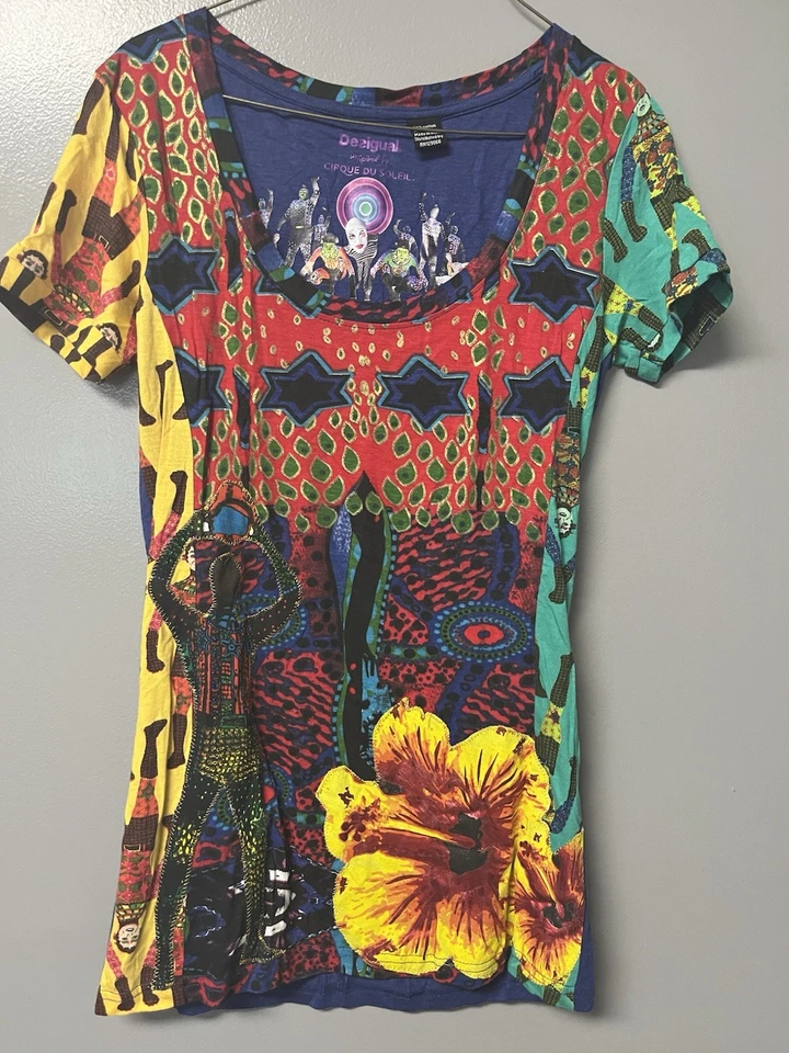 Camisa Desigual Cirque du Soleil para mujer mediana manga corta cuello redondo camiseta con cuentas Foto 1 de 4