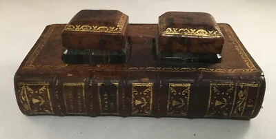 АНТИКВАРНАЯ ФРАНЦУЗСКАЯ НАСТОЛЬНАЯ ЧЕРНИЛЬНИЦА В КОЖАНОМ ПЕРЕПЛЕТЕ В ФОРМЕ КНИГИ 18 ВЕКА - Изображение 1 из 4