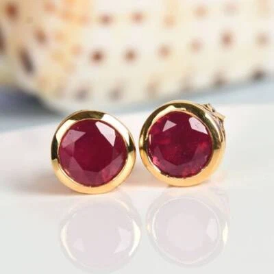 Conjunto de aretes solitarios de rubí africano con bisel en plata chapada en oro amarillo de 14 K Foto 1 de 2