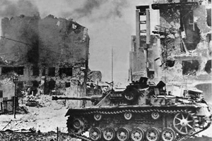 WW2 - Pologne - Char allemand dans le ghetto de Varsovie - Afbeelding 1 van 1