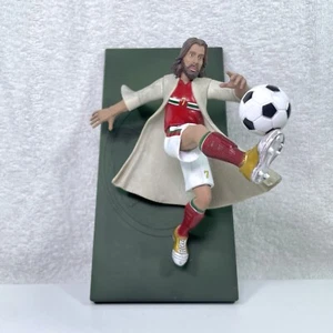 Jesus Kicking Soccer Ball Figur Ronaldo 7 "I Am Victory" von Fishermen, ohne Krone - Bild 1 von 7