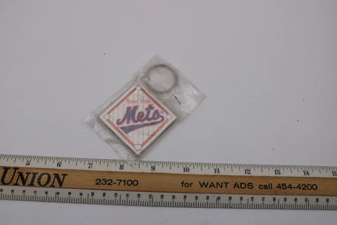 Vintage NOS New York Mets Baseball Logo Plastic Square Keychain MLB R1D5 Cover