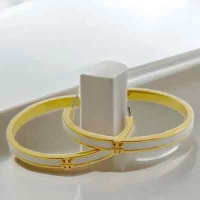 PENDIENTE ARO ESMALTADO KIRA Tory Burch en blanco. Venta al por menor $128 Foto 1 de 3