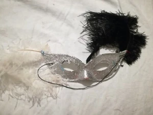 MASK MASCHERA DONNA nera CARNEVALE black dark argento piume charleston miss  - Foto 1 di 5