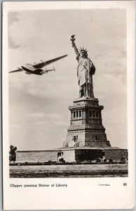 Foto real vintage 1950 ESTATUA DE LA LIBERTAD RPPC postal/avión Pan-Am Clipper - Imagen 1 de 2