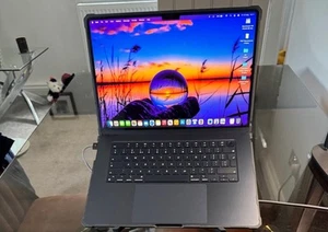 Apple MacBook Air 15 Zoll M2 Chip mit 1TB Festplatte und 16GB Speicher + Bundle - Bild 1 von 15