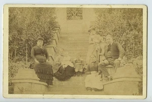 Maubant? Familiengruppe posiert auf Treppe Theater verwandt alte Kabinettkarte 1875 - Bild 1 von 3