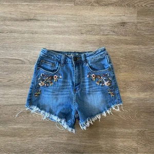 Pantalones Cortos Cortados de Denim Floral Azul Dobladillo Crudo Bordados a Máquina Pequeños - Imagen 1 de 5