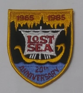 Parche de hierro vintage Lost Sea 20th Anniv 1965-1985 bordado 4"" × 3 - Imagen 1 de 6