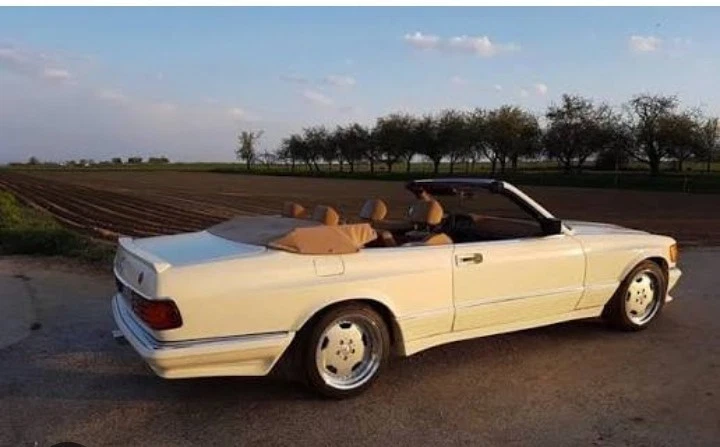 Modellino Mercedes 500 SEC  Cabrio AMG in Plastica Scala 1:24 Nero Metal. - Immagine 1 di 1