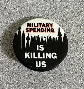 MILITÄRAUSGABEN TÖTEN UNS ca1970er PINBACK - Bild 1 von 2