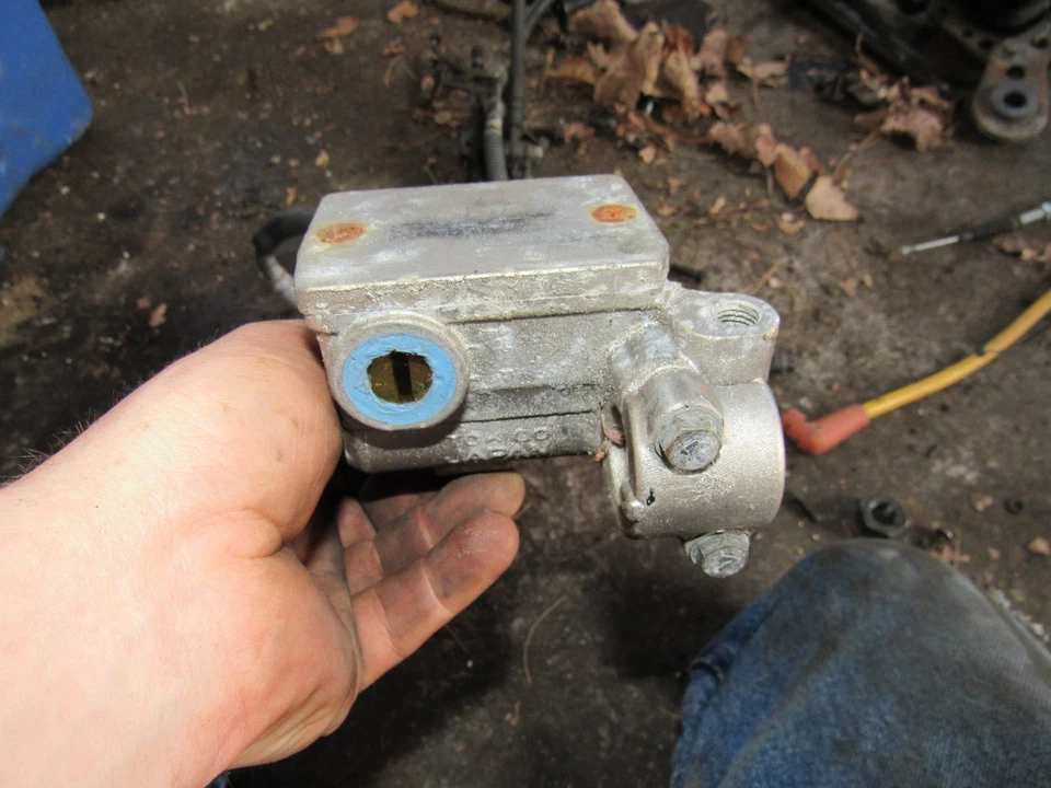 1985 kawasaki zx750 gpz750 front brake master cylinder Foto 1 de 1