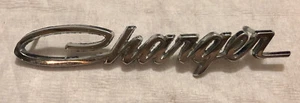 1968 cargador de fabricante de equipos originales emblema de rejilla - Imagen 1 de 5