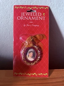 Camafeo victoriano vintage Two’s Company adorno con joyas esmalte rojo con cadena NUEVO - Imagen 1 de 4