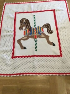 Handarbeit Kreuzstich gehäkelt Karussell Pferdedecke Weihnachten glitzernd 108x112" - Bild 1 von 3