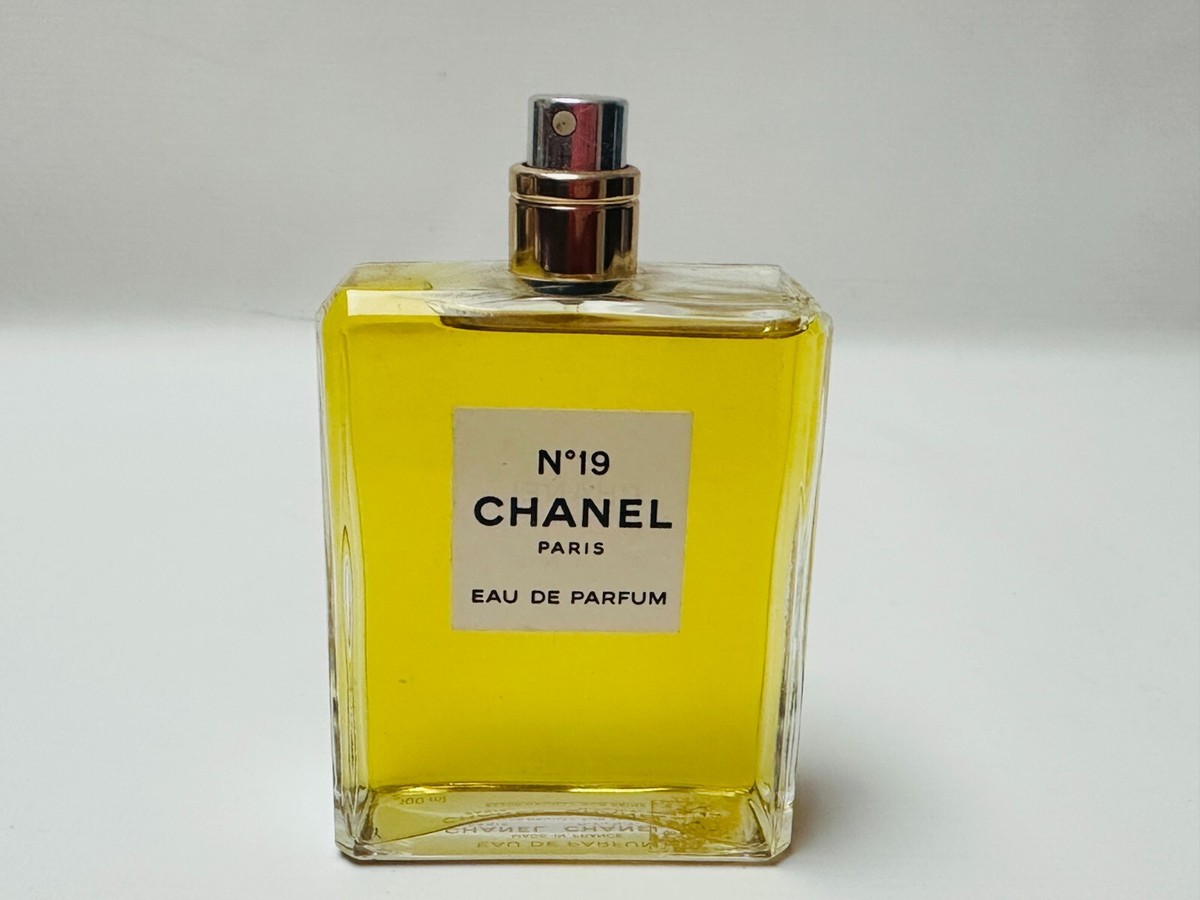 希少 新品未使用 シャネル N°19 オードトワレ 香水 200ml 大瓶 【公式