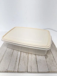 Vintage Rubbermaid Large 17 Cup #7 Rectangle Container Almond Lid B - Picture 1 of 8