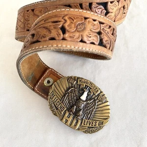 Harley-Davidson Vintage Original Gürtelschnalle The Legend HD Lives Tooled USA 33-39 - Bild 1 von 7