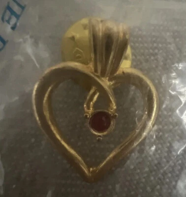 Broche de lapela em forma de coração tom dourado com pedra rubi genuína Harriet Carter EUA - Imagem 1 de 4