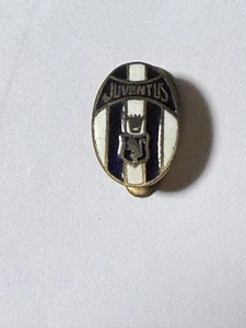 JUVENTUS TORINO ITALIA OLD Football pin Badge - Picture 1 of 2