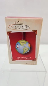 Hallmark Keepsake 2002 Pace sulla Terra Armonia Campana Ornamento Regalo di Natale Nuovo - Foto 1 di 4