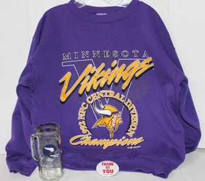 Vintage ~ Minnesota Viking ~ lila ~ Sweatshirt ~ '92 NFC Champs ~ Fisher Peanuts Becher ~ NFL Pin - Bild 1 von 11