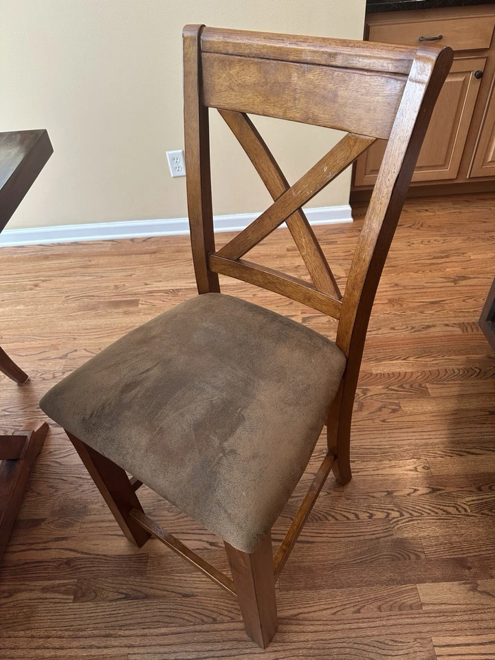 Hermosa mesa de comedor de roble macizo con 6 sillas a juego incluye hoja. Foto 1 de 4