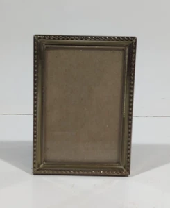 Marco de fotos vintage 2,5x3,5 sobremesa dorado meta latón ornamentado mediados de siglo - Imagen 1 de 7