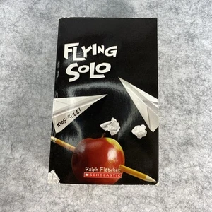 Flying Solo by Ralph Fletchet Lot of 5 2010 Scholastic PB Teacher/Classroom Set - Imagen 1 de 7