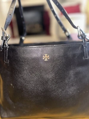 Cartera de cuero cuadrada negra Tory Burch Foto 1 de 3