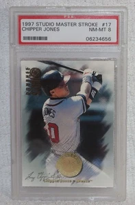 Studio Master Stroke 1997 Chipper Jones #17 PSA casi nuevo-como nuevo 8 994/2000 Pop 2 - Imagen 1 de 2