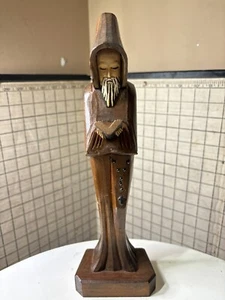 VINTAGE Statua in Legno Intagliato Legno Barbata Modellino Monaco/Sacerdote con Breviario Biblico - Foto 1 di 6